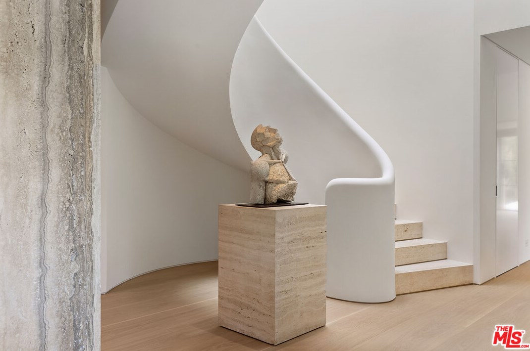 9051 Briarcrest Ln, Beverly Hills CA  90210-1818 exterior