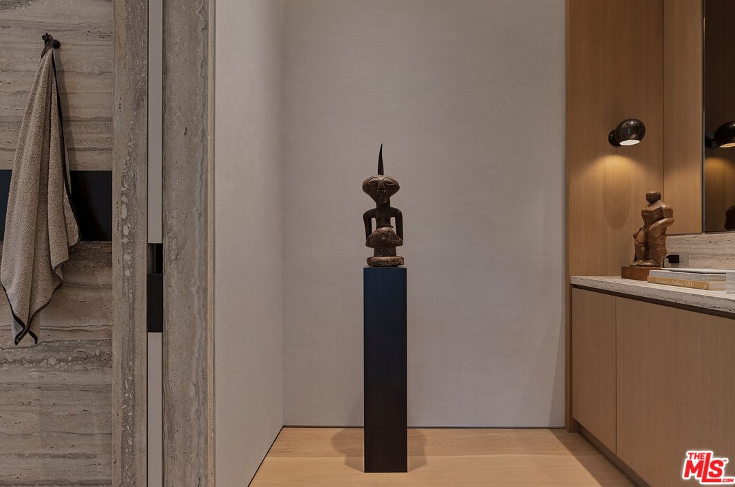 9051 Briarcrest Ln, Beverly Hills CA  90210-1818 exterior