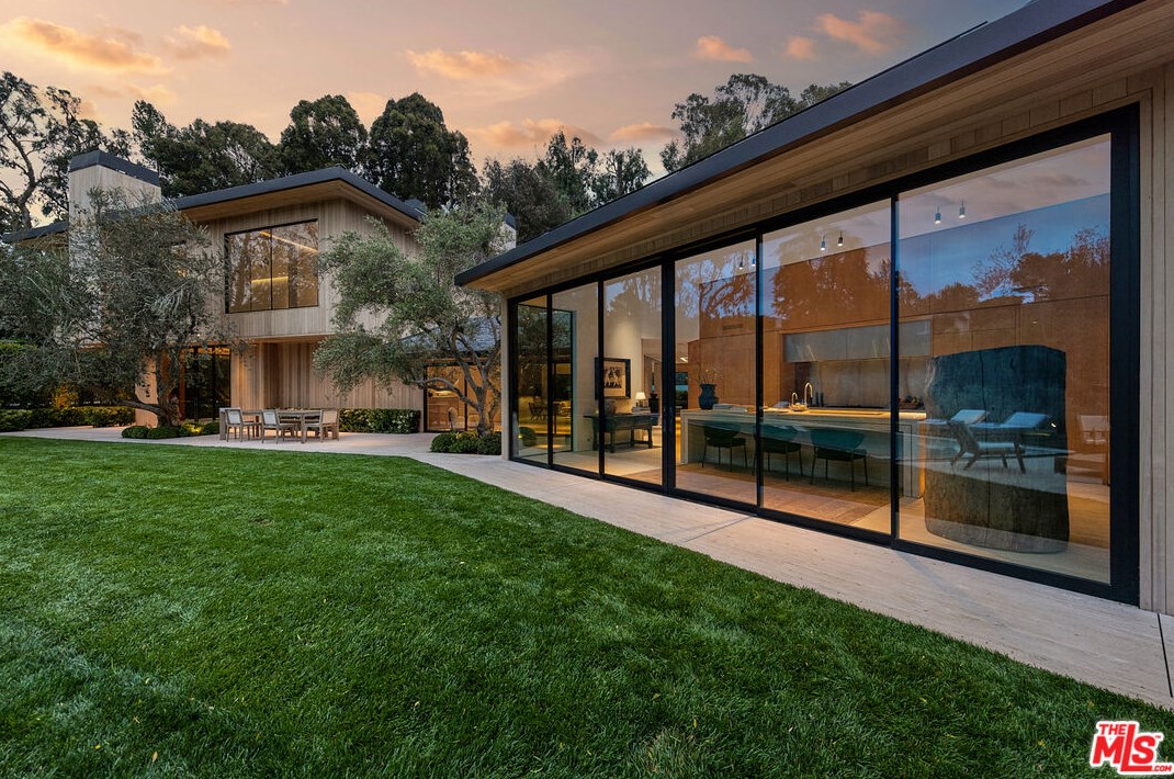 9051 Briarcrest Ln, Beverly Hills CA  90210-1818 exterior