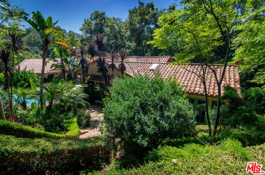 2365 Bowmont Dr, Beverly Hills CA  90210-1810 exterior