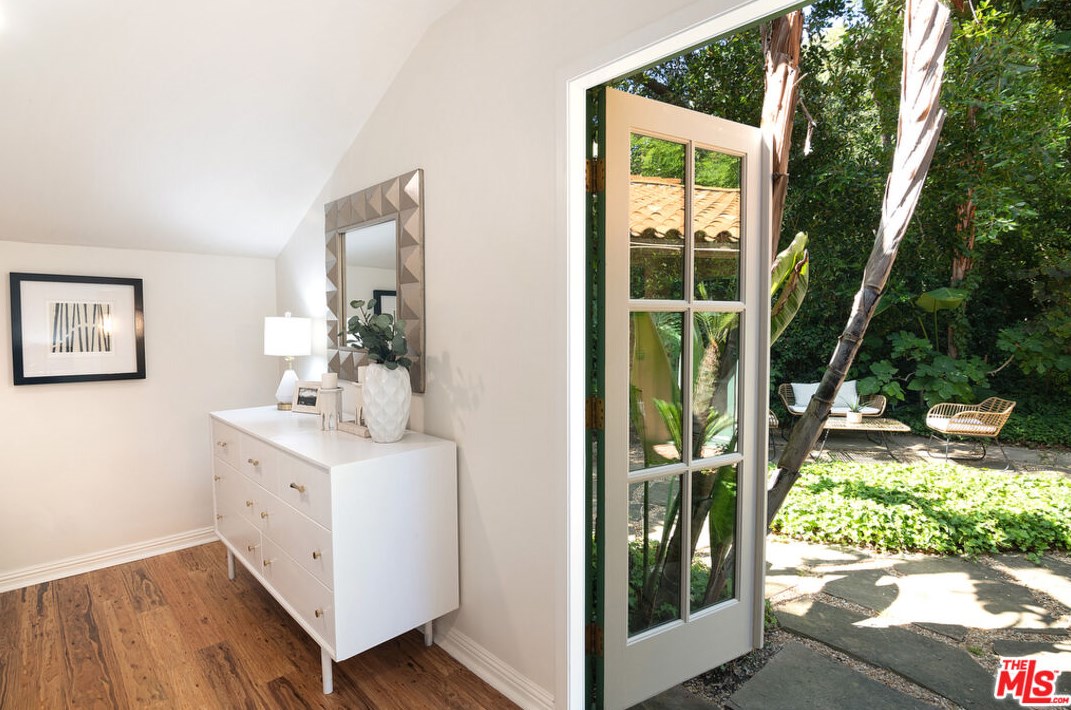 2365 Bowmont Dr, Beverly Hills CA  90210-1810 exterior