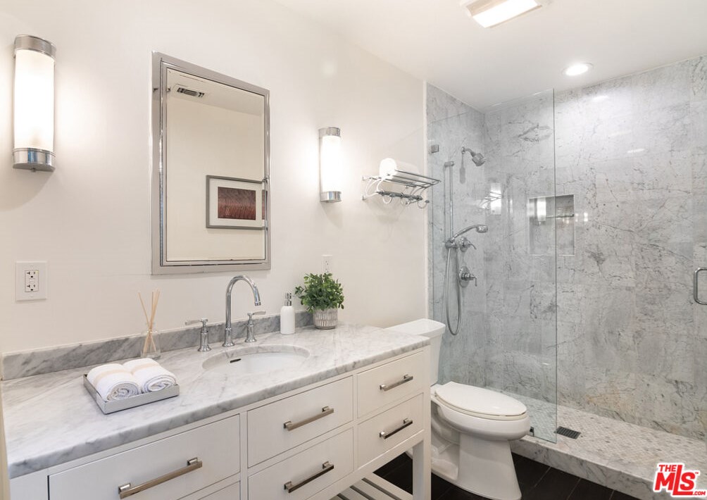 2365 Bowmont Dr, Beverly Hills CA  90210-1810 exterior