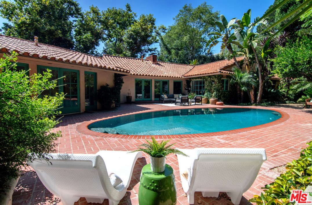 2365 Bowmont Dr, Beverly Hills CA  90210-1810 exterior