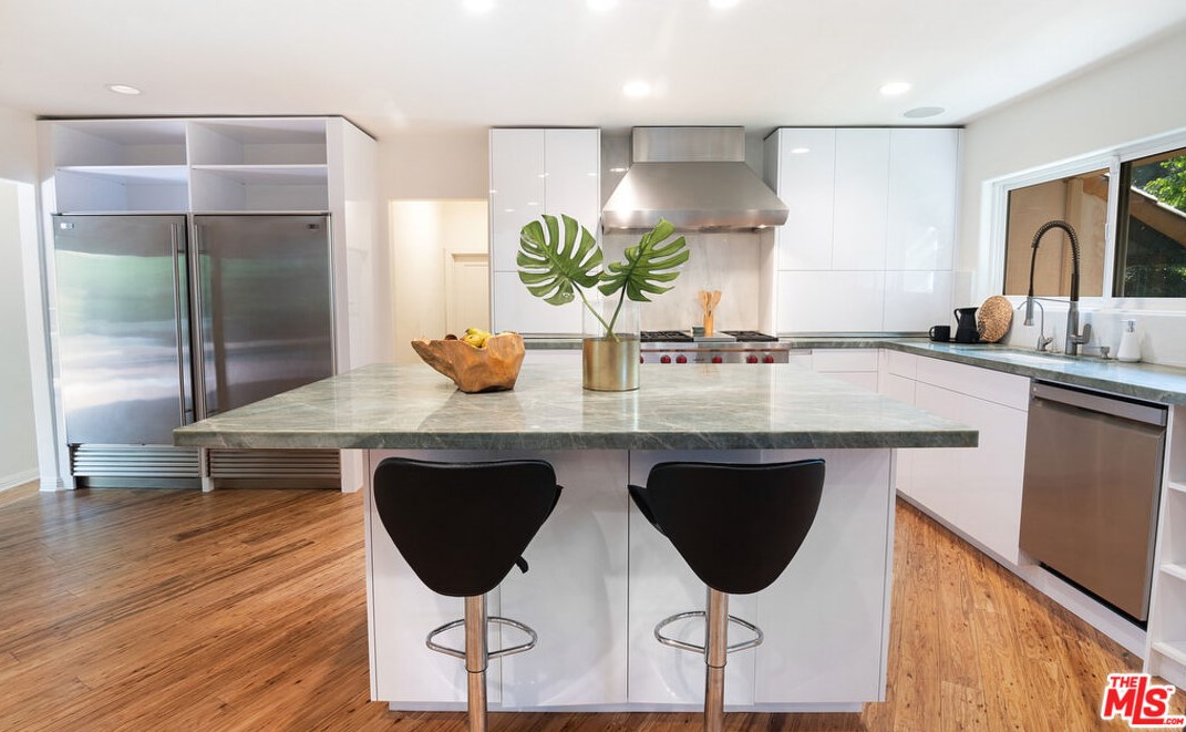 2365 Bowmont Dr, Beverly Hills CA  90210-1810 exterior