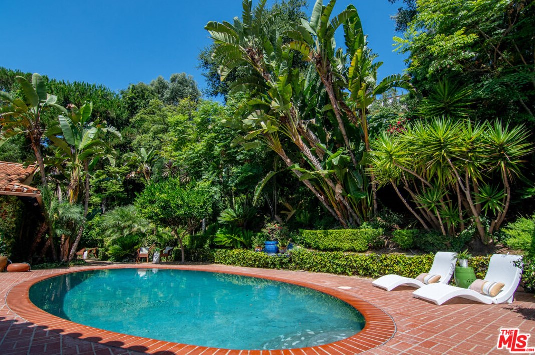 2365 Bowmont Dr, Beverly Hills CA  90210-1810 exterior