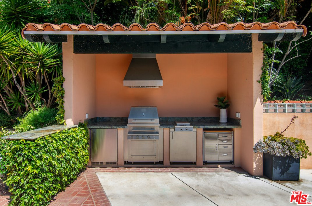 2365 Bowmont Dr, Beverly Hills CA  90210-1810 exterior