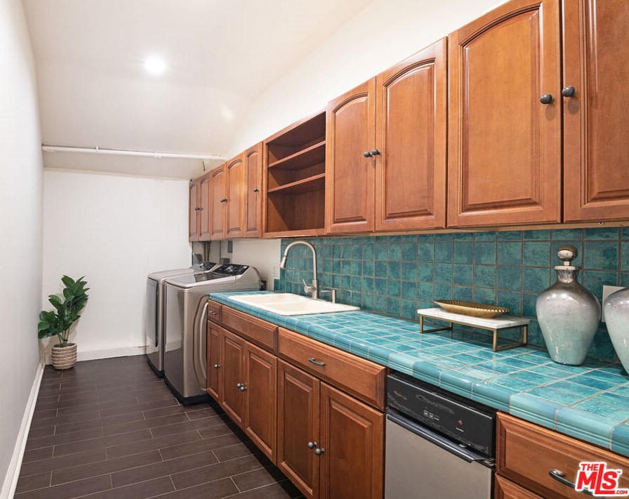 2365 Bowmont Dr, Beverly Hills CA  90210-1810 exterior