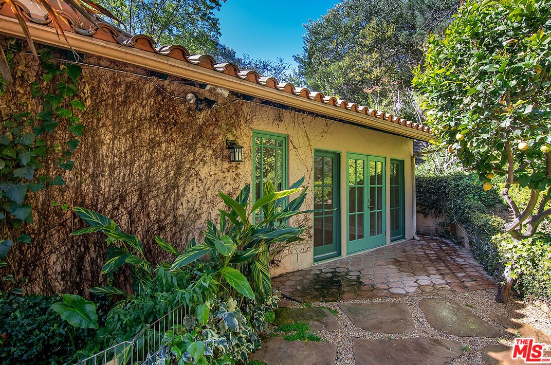 2365 Bowmont Dr, Beverly Hills CA  90210-1810 exterior