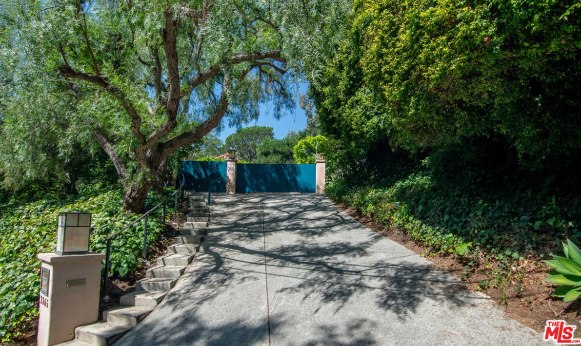 2365 Bowmont Dr, Beverly Hills CA  90210-1810 exterior