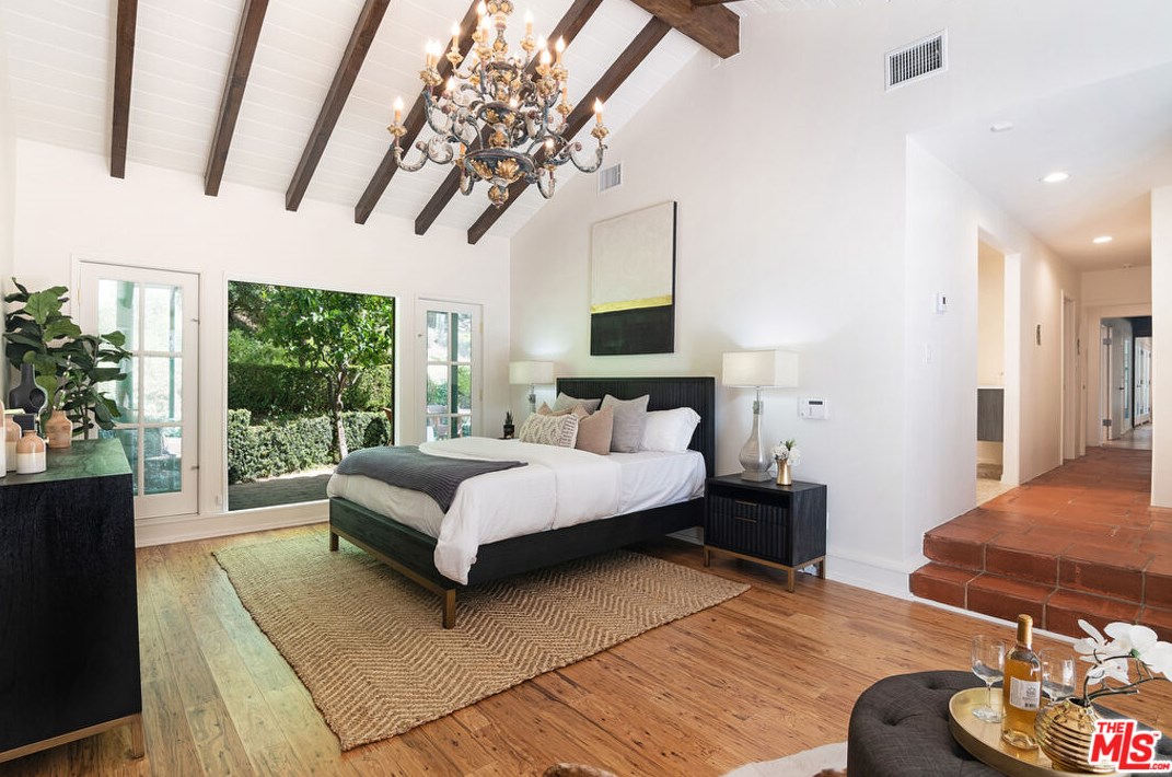 2365 Bowmont Dr, Beverly Hills CA  90210-1810 exterior