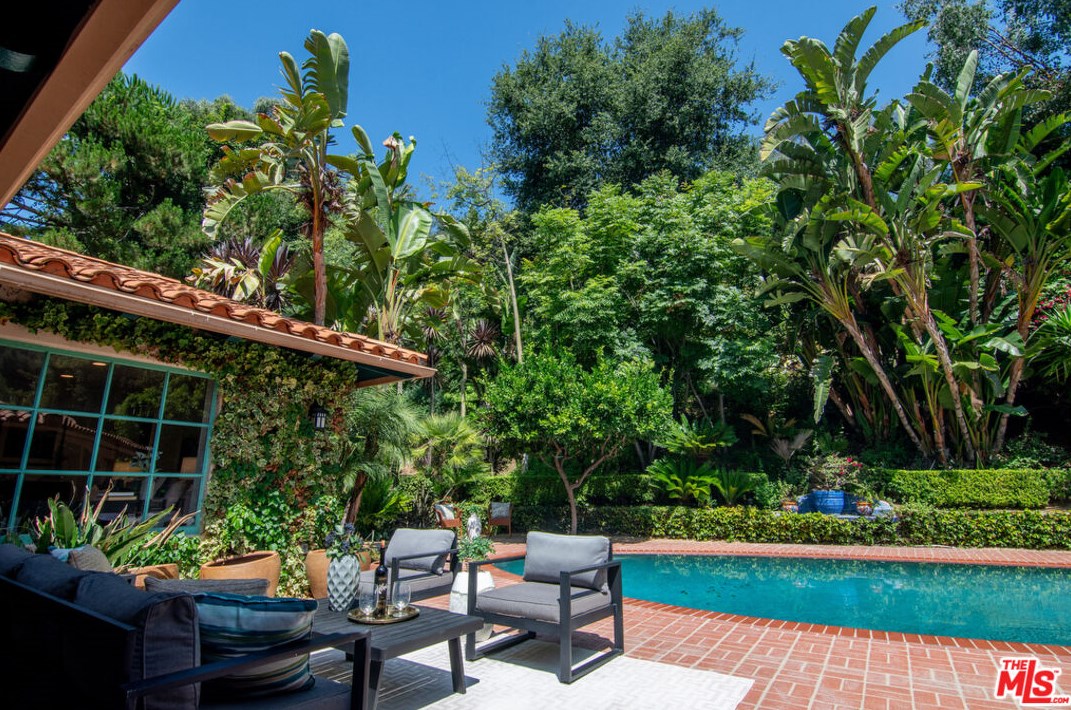 2365 Bowmont Dr, Beverly Hills CA  90210-1810 exterior