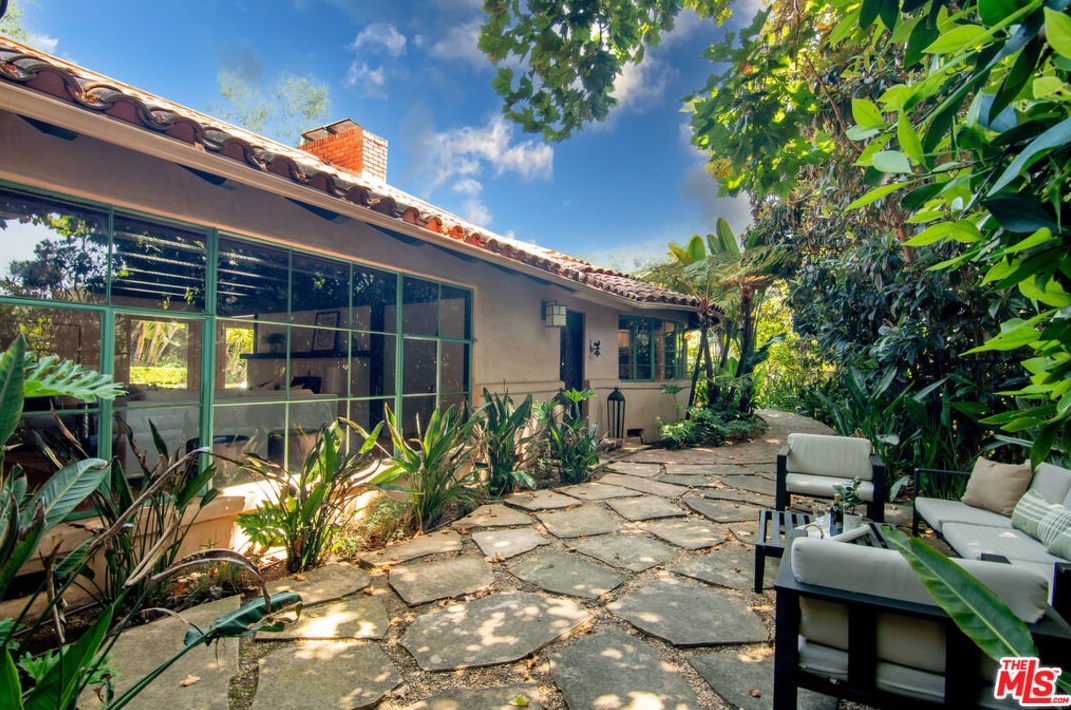 2365 Bowmont Dr, Beverly Hills CA  90210-1810 exterior