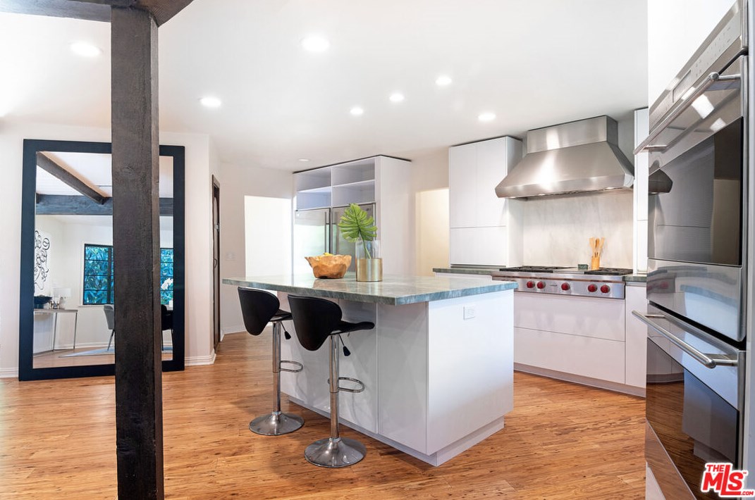 2365 Bowmont Dr, Beverly Hills CA  90210-1810 exterior