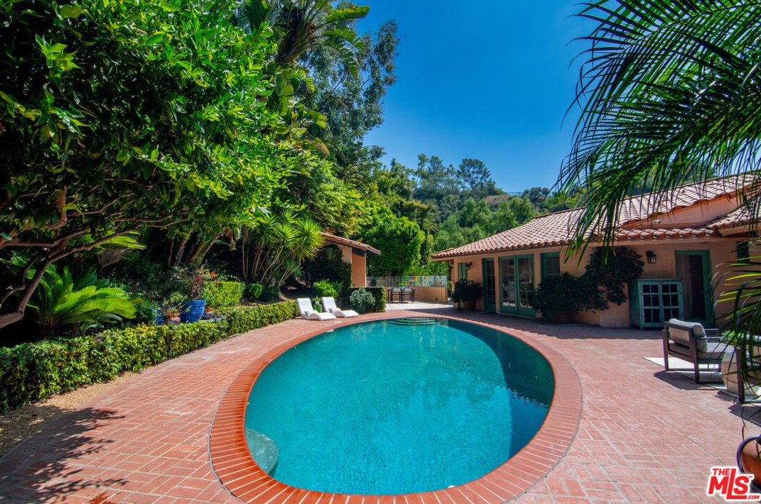 2365 Bowmont Dr, Beverly Hills CA  90210-1810 exterior