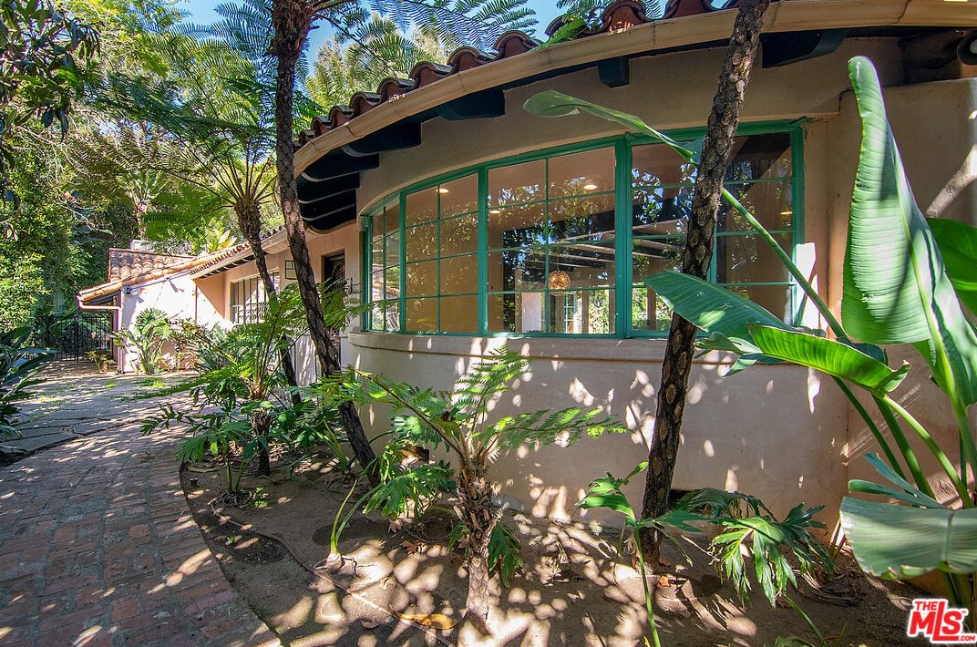 2365 Bowmont Dr, Beverly Hills CA  90210-1810 exterior