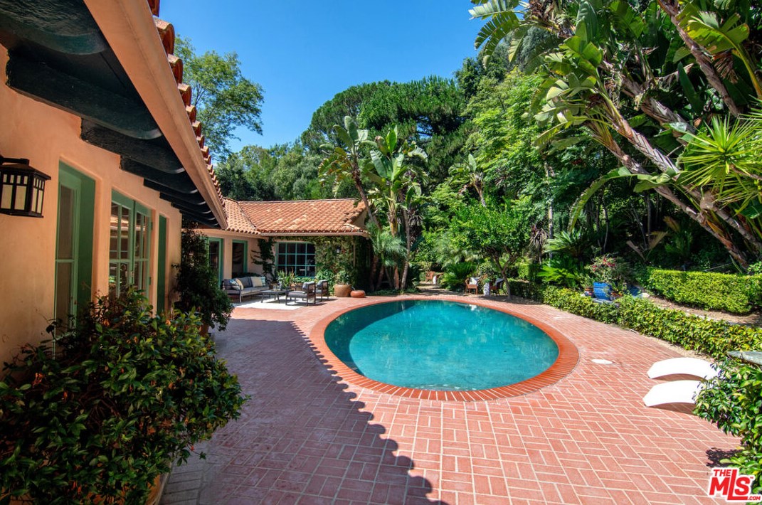 2365 Bowmont Dr, Beverly Hills CA  90210-1810 exterior