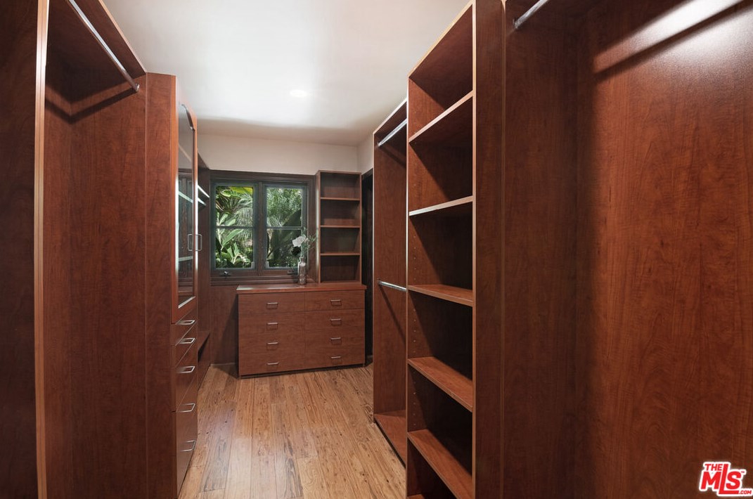 2365 Bowmont Dr, Beverly Hills CA  90210-1810 exterior