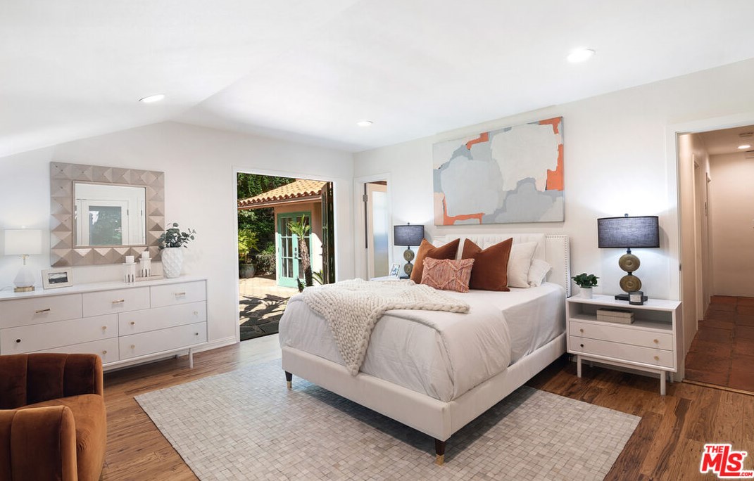 2365 Bowmont Dr, Beverly Hills CA  90210-1810 exterior
