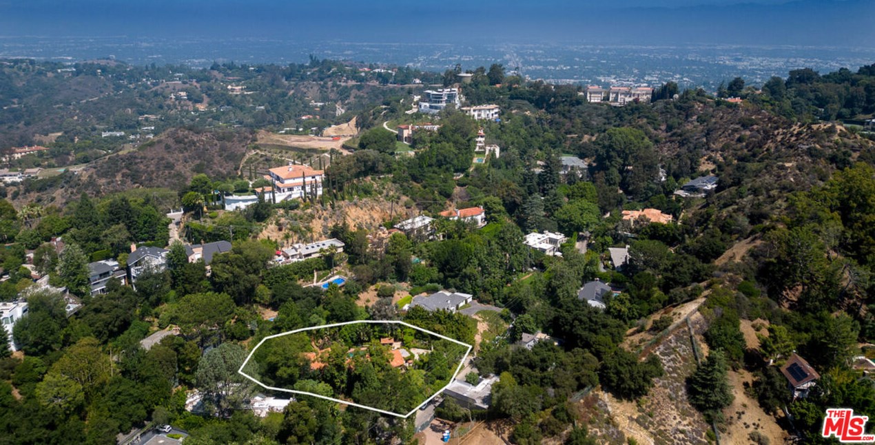 2365 Bowmont Dr, Beverly Hills CA  90210-1810 exterior