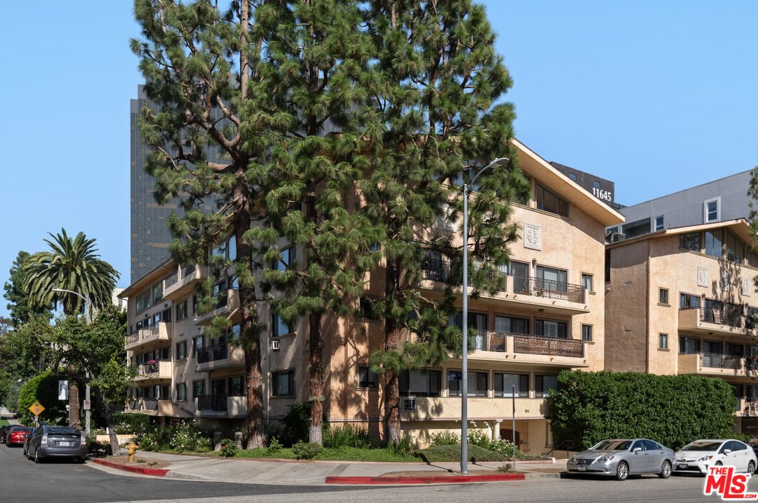 1154 Barrington Ave, Los Angeles CA  90049-6150 exterior