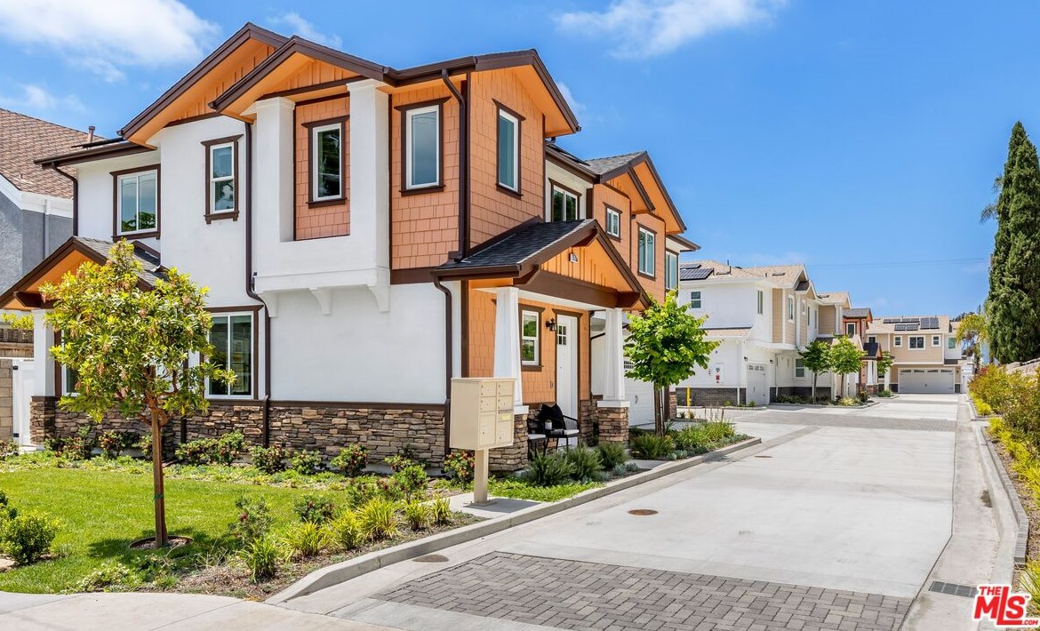 2573 Elden Ave, Costa Mesa CA  92627-1367 exterior