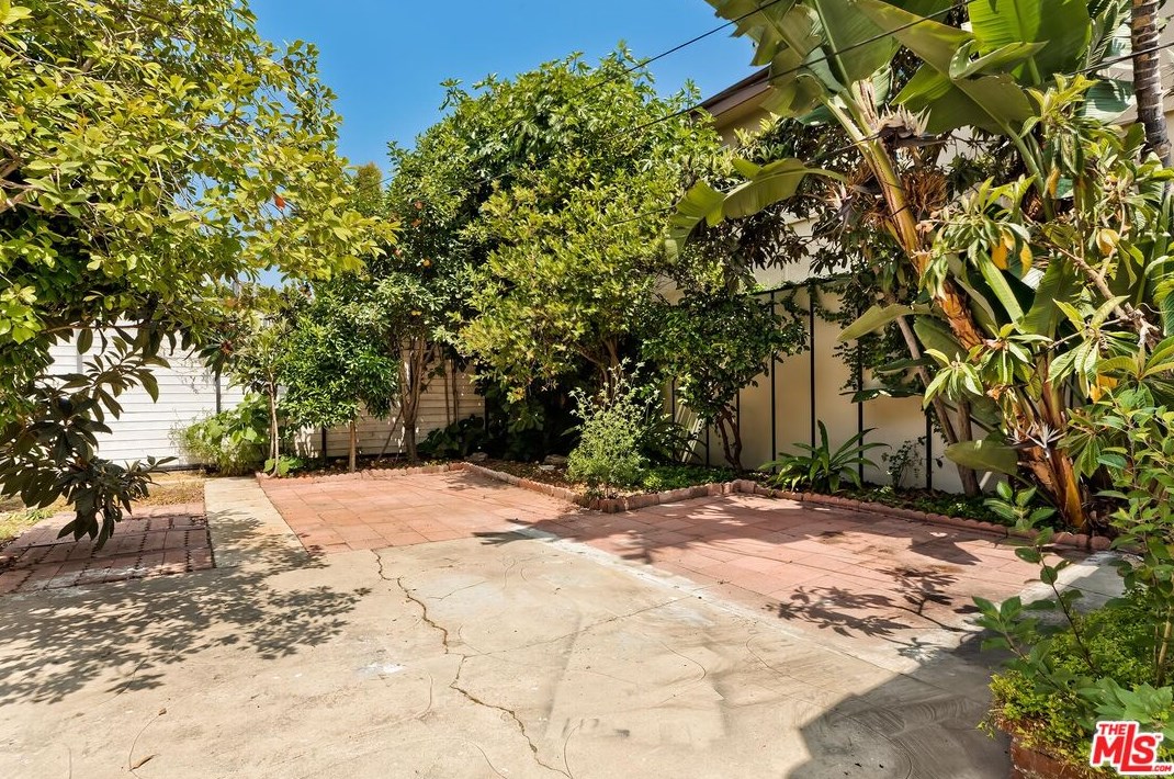 8693 Cadillac Ave, Los Angeles CA  90034-2101 exterior