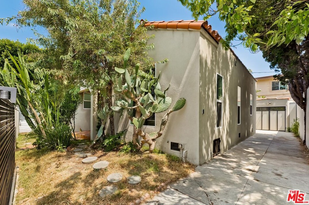 8693 Cadillac Ave, Los Angeles CA  90034-2134 exterior