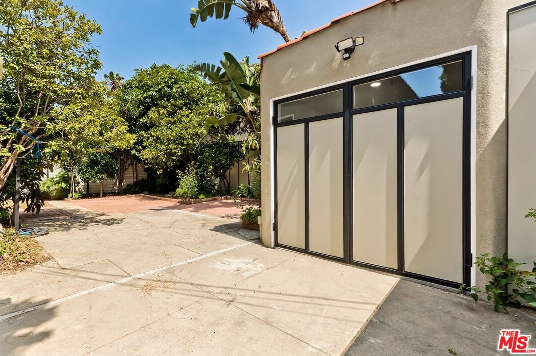 8693 Cadillac Ave, Los Angeles CA  90034-2101 exterior
