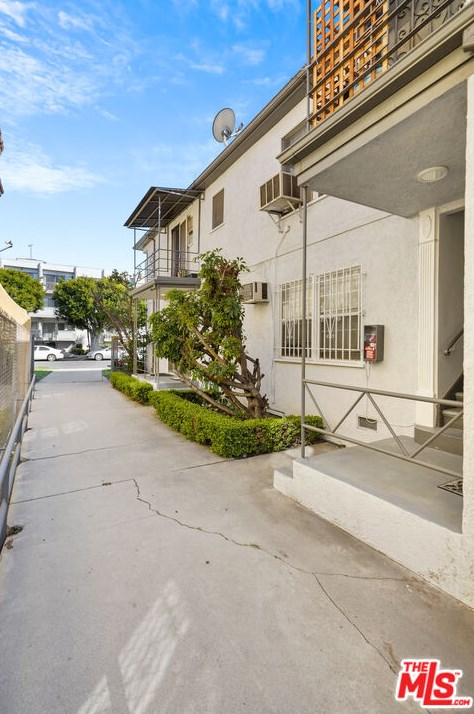 439 Hayworth Ave, Los Angeles CA  90048-2703 exterior