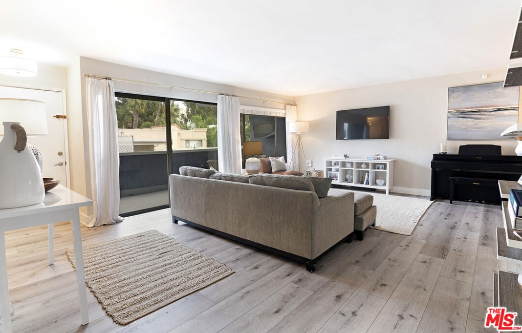 11627 Chenault St, Los Angeles CA  90049-4517 exterior