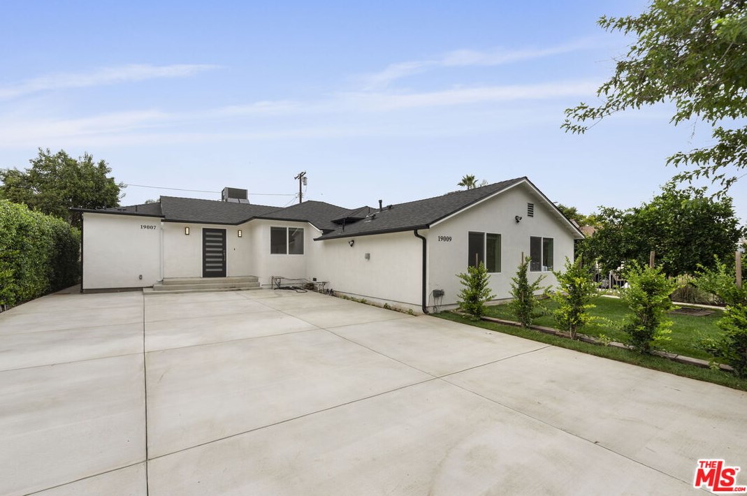19007 Bessemer St, Los Angeles CA  91335-6719 exterior
