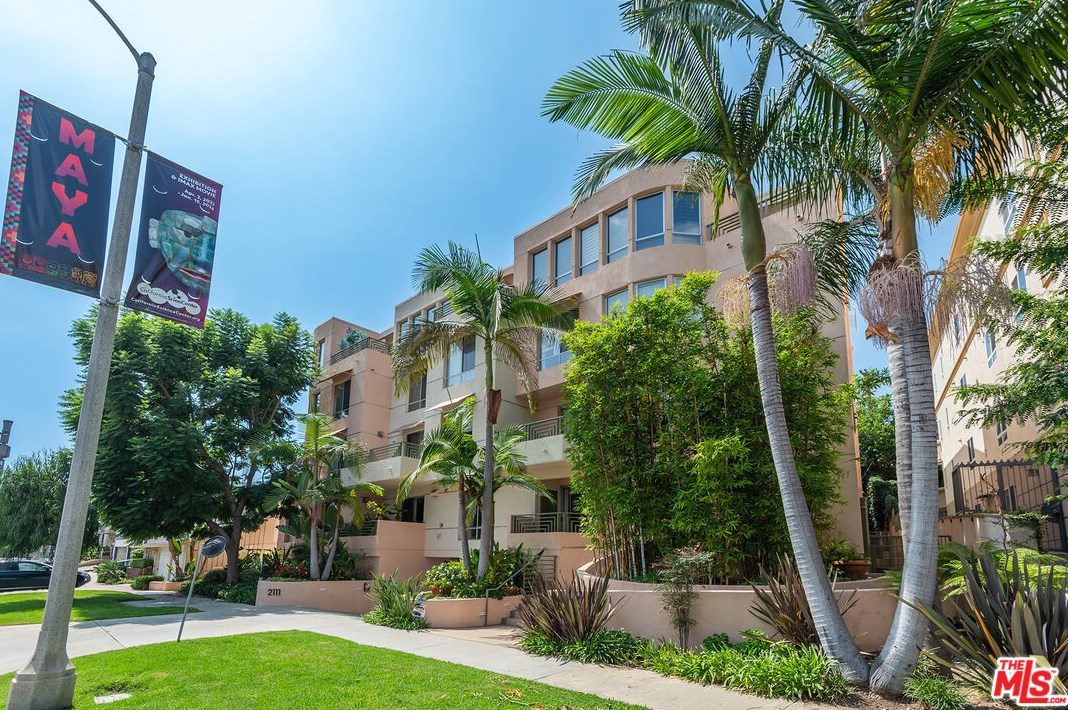 2111 Beverly Glen Blvd, Los Angeles CA  90025-6064 exterior