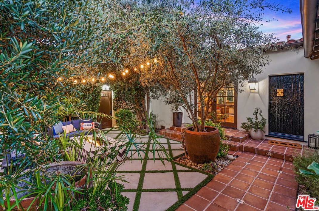 7416 Rosewood Ave, Los Angeles CA  90036-5750 exterior