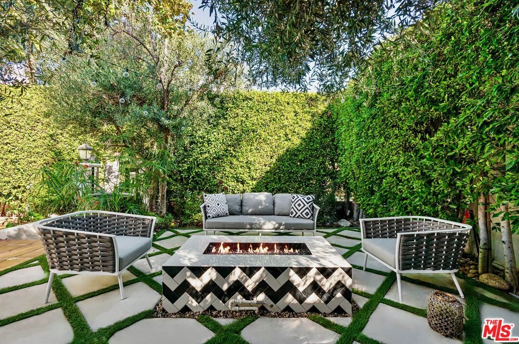 7416 Rosewood Ave, Los Angeles CA  90036-5750 exterior