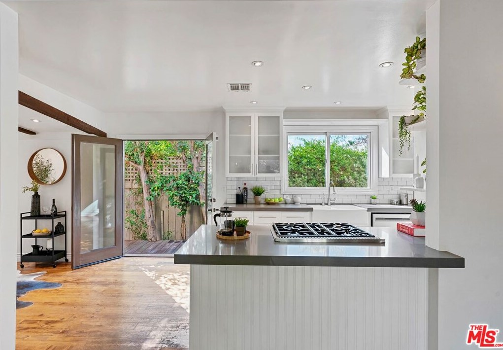 7416 Rosewood Ave, Los Angeles CA  90036-5750 exterior