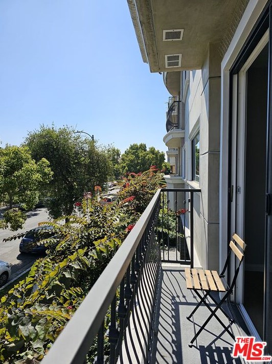 901 Gramercy Dr, Los Angeles CA  90019-2202 exterior