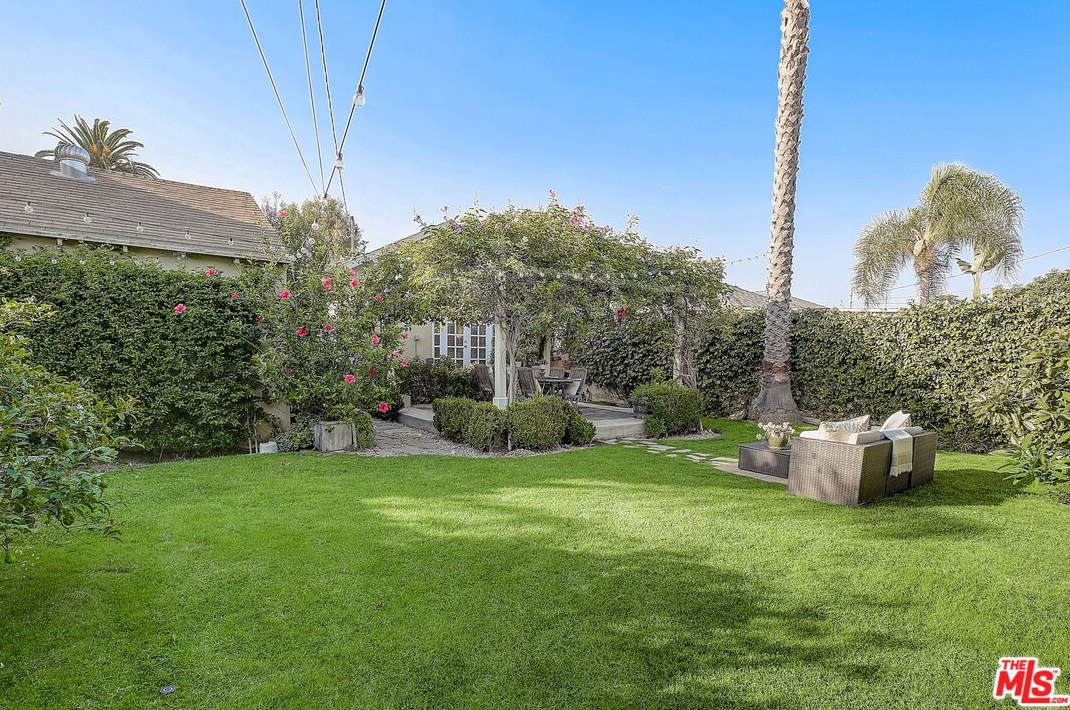 8400 Flight Ave, Los Angeles CA  90045-3045 exterior
