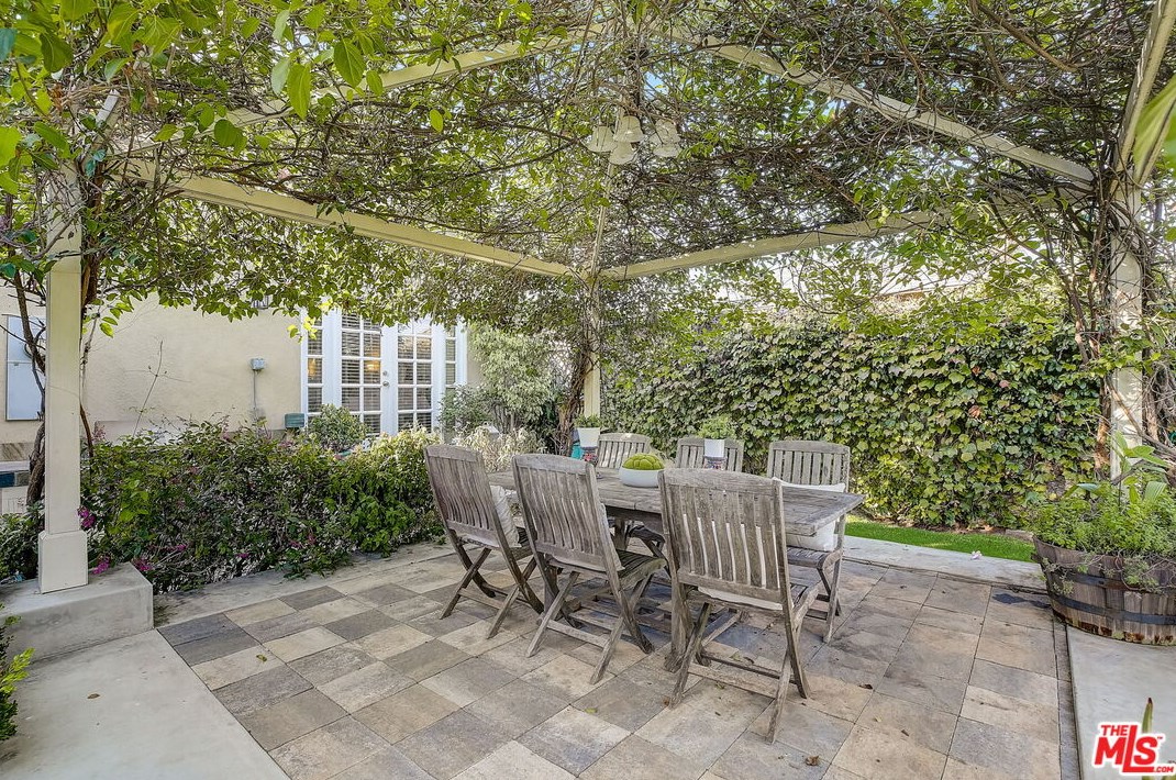 8400 Flight Ave, Los Angeles CA  90045-3045 exterior