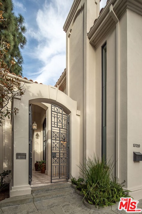 10259 Century Woods Dr, Los Angeles CA  90067-6312 exterior