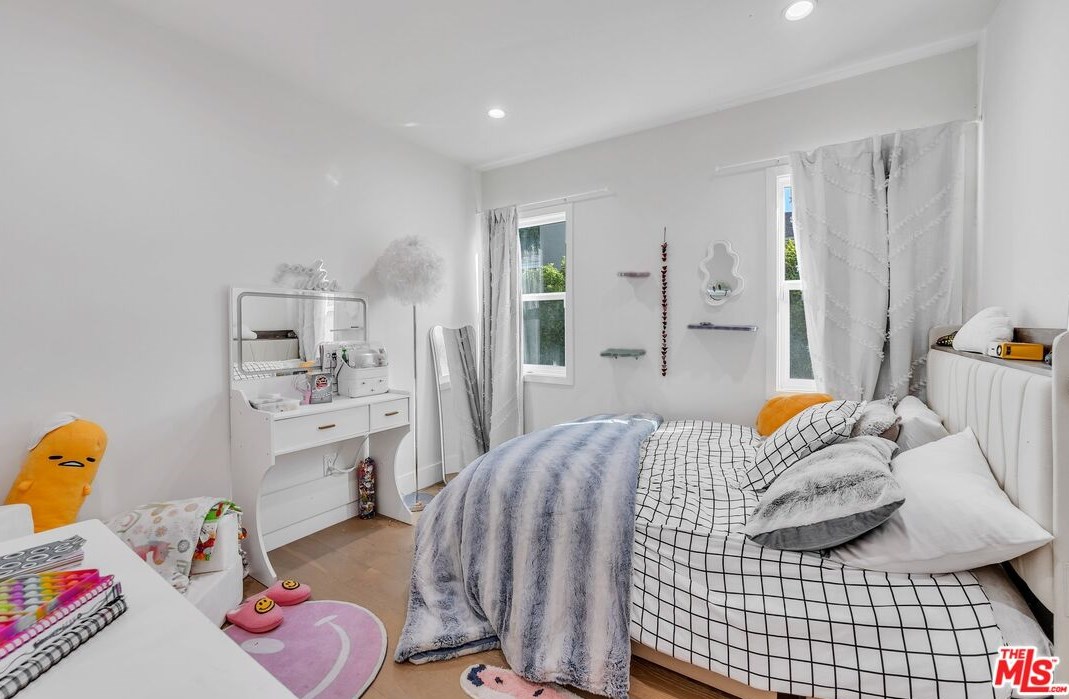 7901 Glider Ave, Los Angeles CA  90045-3049 exterior