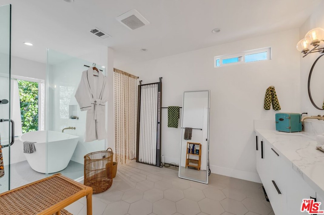 7901 Glider Ave, Los Angeles CA  90045-3049 exterior