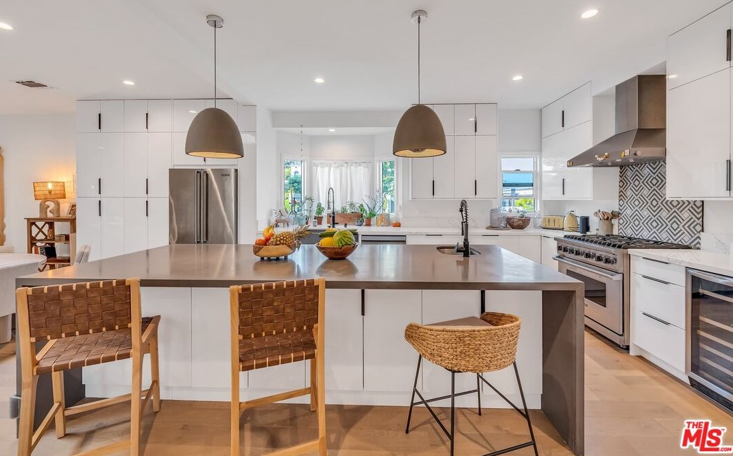 7901 Glider Ave, Los Angeles CA  90045-3049 exterior