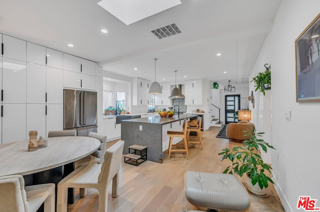 7901 Glider Ave, Los Angeles CA  90045-3049 exterior