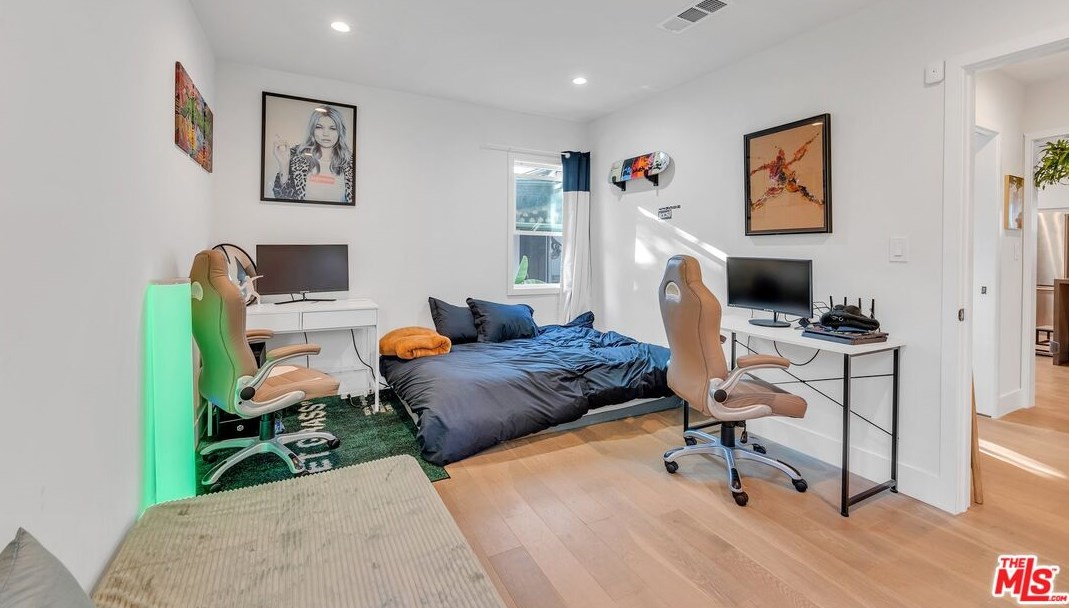 7901 Glider Ave, Los Angeles CA  90045-3049 exterior