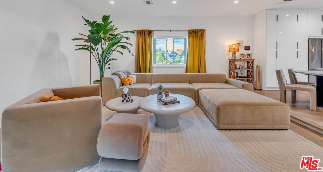 7901 Glider Ave, Los Angeles CA  90045-3049 exterior