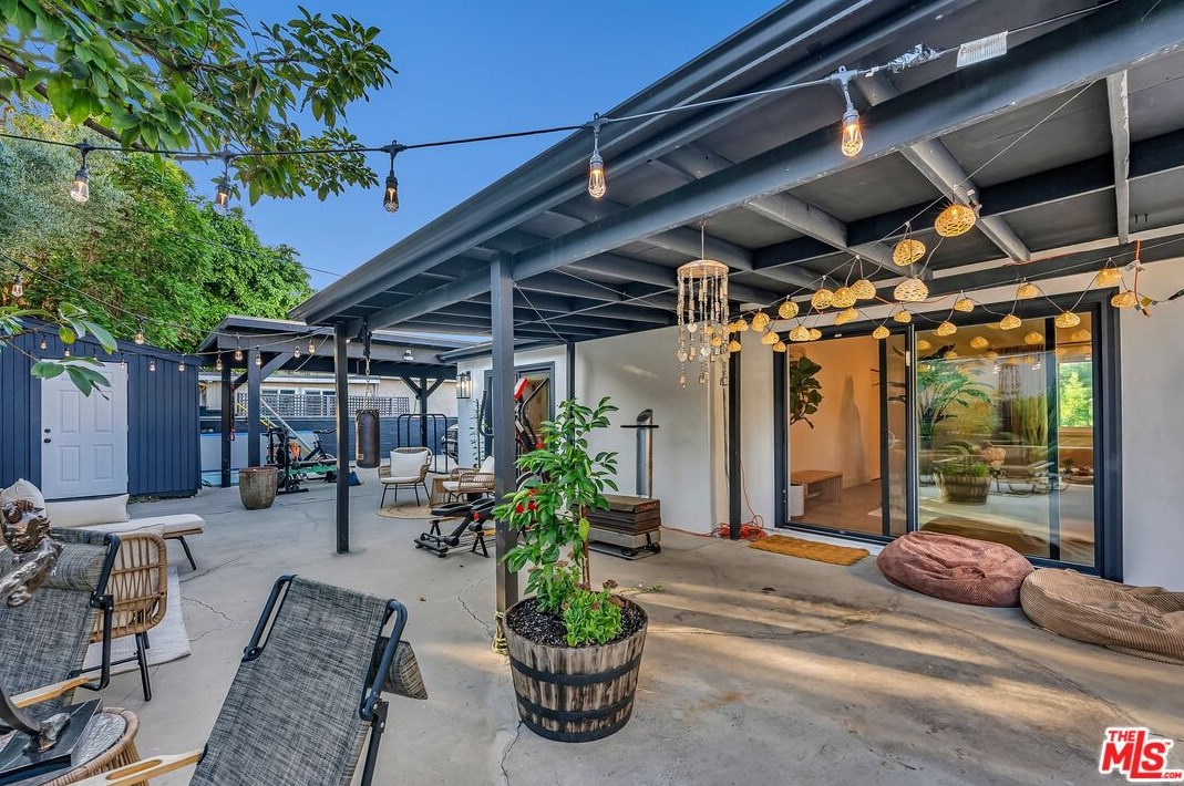7901 Glider Ave, Los Angeles CA  90045-3049 exterior
