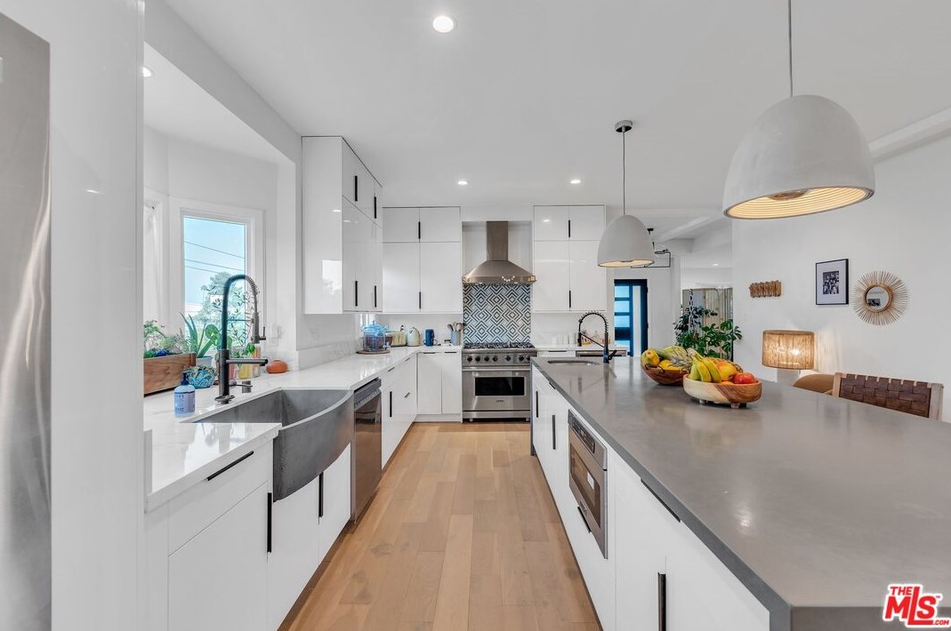 7901 Glider Ave, Los Angeles CA  90045-3049 exterior