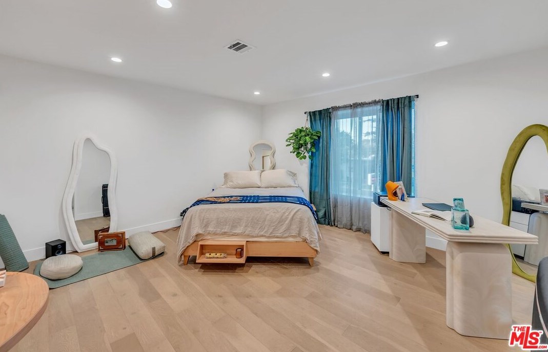 7901 Glider Ave, Los Angeles CA  90045-3049 exterior
