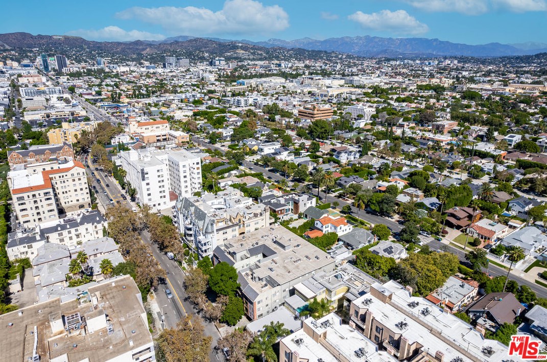 532 Rossmore Ave, Los Angeles CA  90004-2459 exterior