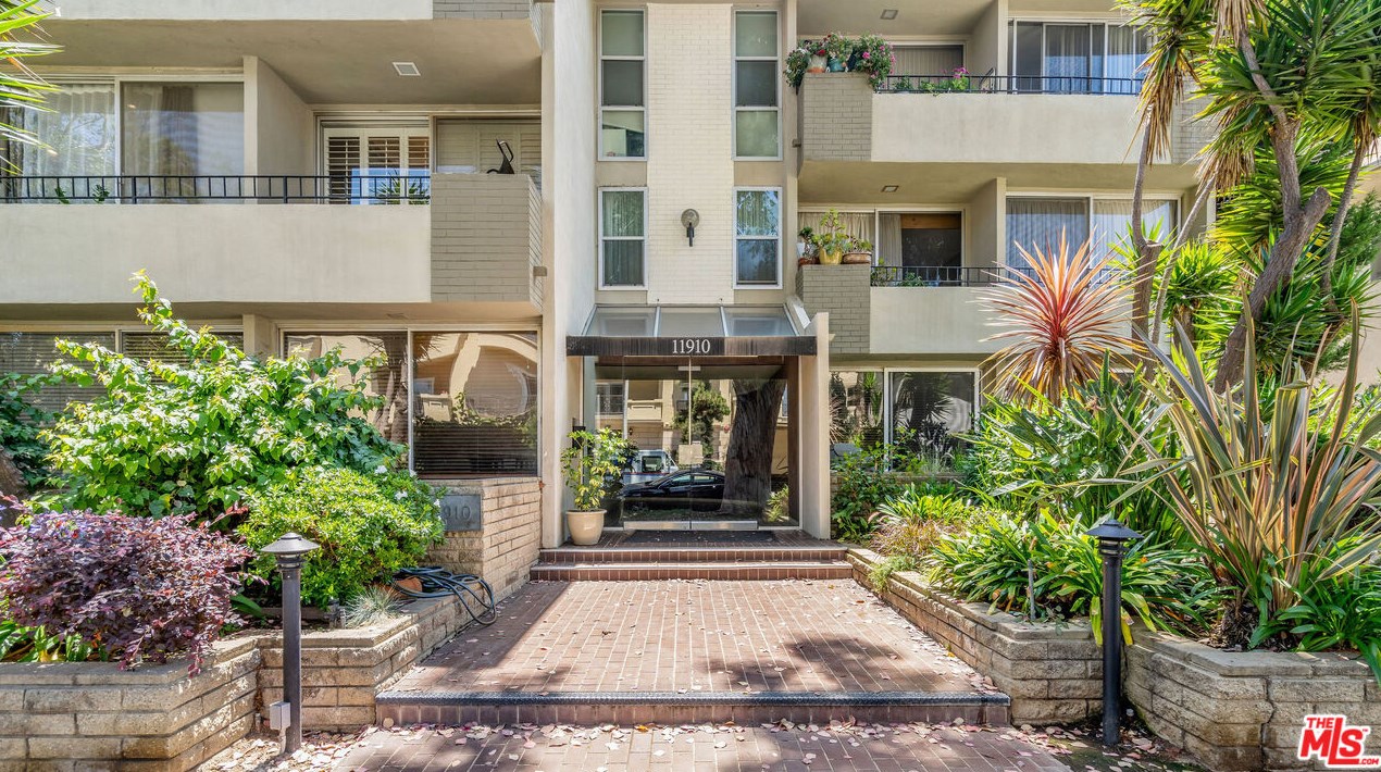 11910 Mayfield Ave, Los Angeles CA  90049-5964 exterior